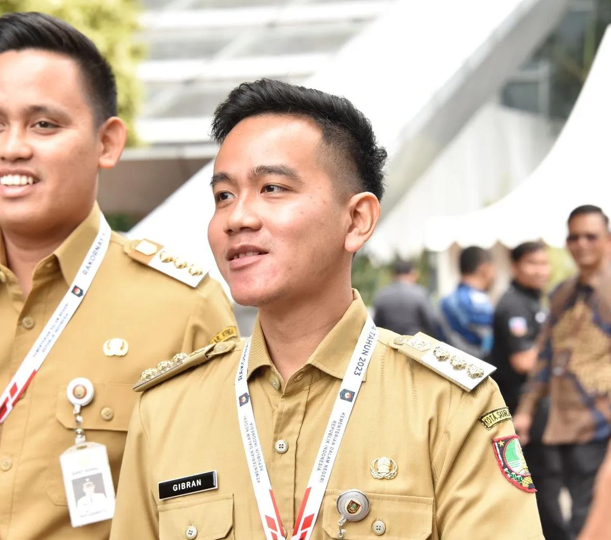 Wali Kota Surakarta Gibran Rakabuming Raka kembali masuk kantor usai pengumuman bakal calon presiden (bacapres) Prabowo Subianto terkait bakal calon wakil presiden yang akan mendampinginya.