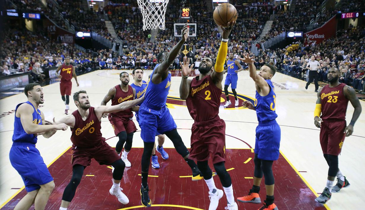 Pemain Cleveland, Kyrie Irving (2) melakukan tembakan saat dihadang pemain Golden State Warriors, Draymond Green (23) pada laga NBA di Quicken Loans Arena, (25/12/2016). Cleveland menang 109-108. (Reuters/Brian Spurlock-USA TODAY Sports)