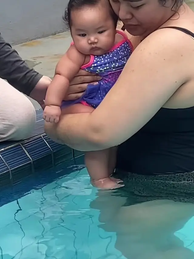 Momen Xarena anak Siti badriah dan Krisjiana Baharudin bermain di kolam renang. (Foto: Instagram Stories/sitibadriah)