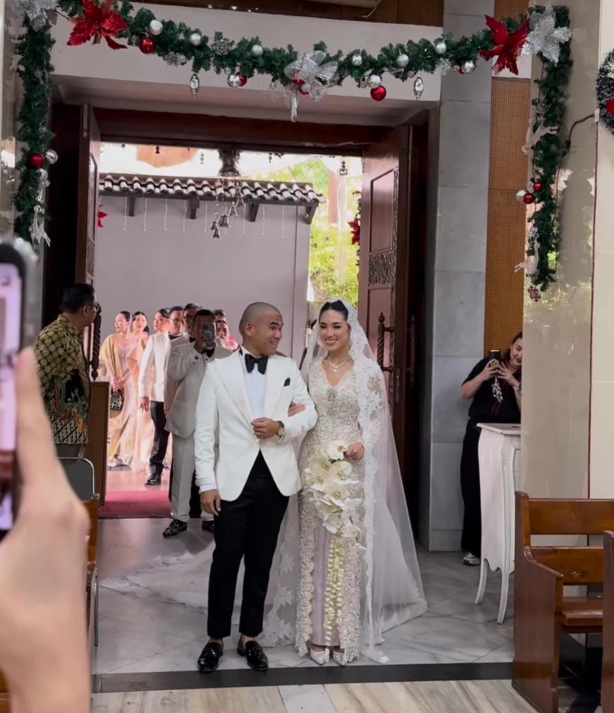 7 Potret Suasana Haru di Pernikahan Frank Hutapea, Hotman Paris Tampil Melow di Momen Sakral