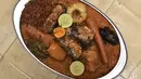 Thiebou dieune yang terbuat dari nasi, ikan, dan berbagai sayuran difoto di sebuah rumah di Parcelles Assainies di Dakar pada 15 Desember 2021. Kota Saint-Louis di Senegal utara diyakini sebagai tempat kelahiran thiebou dieune. (SEYLLOU/AFP)