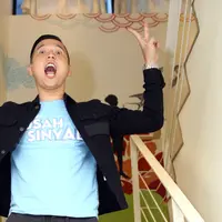 Untuk ketiga kalinya film garapan Ernest Prakasa menuai sukses. Film ketiganya berjudul Susah Sinyal tembus dua juta penonton. Lantas apa yang dilakukan suami dari Meira Anastasia itu. (Nurwahyunan/Bintang.com)