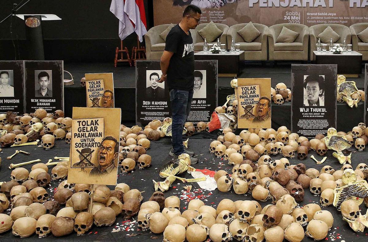 FOTO: 27 Tahun Reformasi, Aktivis Gelar Refleksi Reformasi 1998 dengan Instalasi Seni