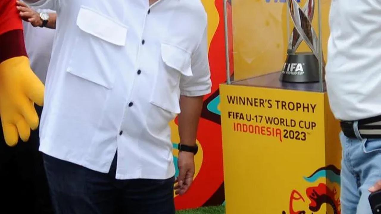 FOTO: Antusiasme Masyarakat Bersama Erick Thohir dan Heru Budi Hartono Melihat Trofi Piala Dunia U-17 2023 Dipamerkan di Bundaran HI