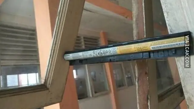 7 Potret Nyeleneh Ganjal Jendela, Ada yang Pakai Laptop Mahal