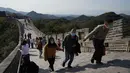 Turis menaiki bentangan Tembok Besar Badaling di pinggiran Beijing, Selasa (6/10/2020). Liburan tahun ini, yang bertepatan dengan Festival Pertengahan Musim Gugur, akan menjadi ujian lakmus apakah industri pariwisata China dapat bangkit kembali setelah digempur oleh COVID-19. (AP Photo/Ng Han Guan)
