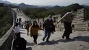 Turis menaiki bentangan Tembok Besar Badaling di pinggiran Beijing, Selasa (6/10/2020). Liburan tahun ini, yang bertepatan dengan Festival Pertengahan Musim Gugur, akan menjadi ujian lakmus apakah industri pariwisata China dapat bangkit kembali setelah digempur oleh COVID-19. (AP Photo/Ng Han Guan)