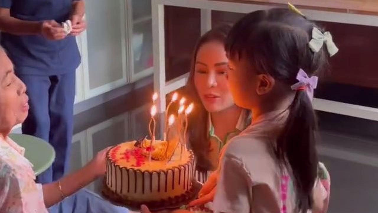 7 Potret Momo Geisha Berikan Kejutan Ulang Tahun untuk Sang Opung, Tak Lupa Bawa Kado Raksasa yang Isinya Bikin Heboh