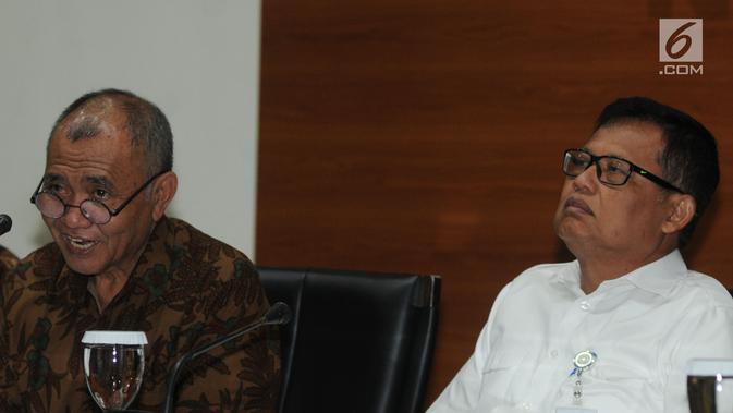 Ketua KPK Agus Rahardjo dan Sekretaris Menteri PAN-RB, Dwi Wahyu Atmaji memberikan keterangan terkait banyaknya banyaknya Aparatur Sipil Negara (ASN) dan pejabat daerah yang terjerat kasus korupsi, di Jakarta, Selasa (4/9). (Merdeka.com/Dwi Narwoko)