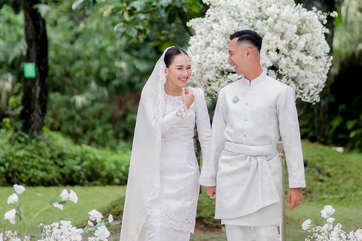 Adu Gaya Model Kebaya Lamaran Artis, Mulai dari Enzy Storia, Ayu Ting-Ting, hingga Aaliyah Massaid