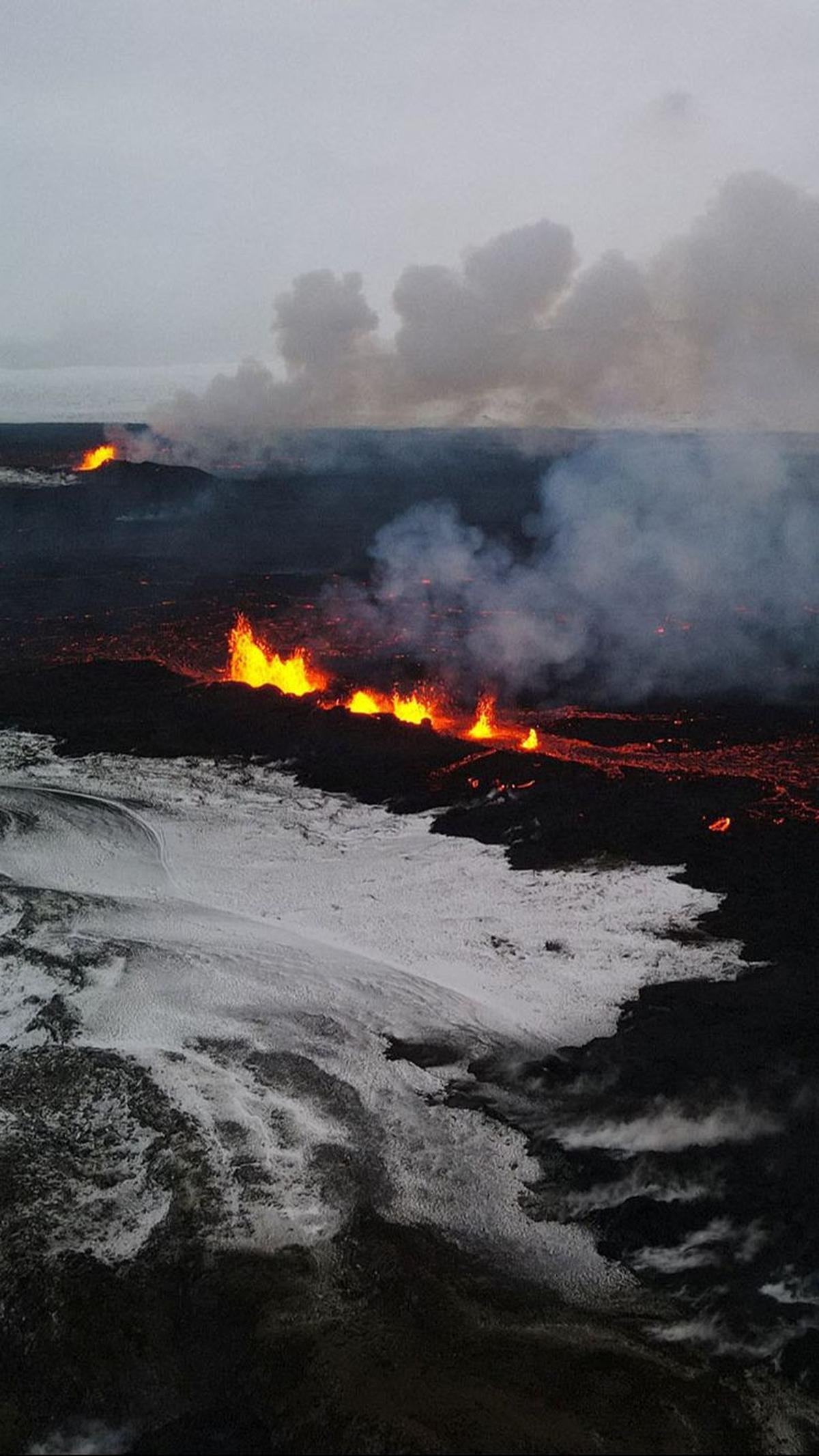 Pihak berwenang telah mengevakuasi sedikitnya 4.000 orang penduduk kota nelayan Grindavik sejak bulan lali. Meraka khawatir akan terjadi letusan besar&nbsp;di semenanjung Reykjanes.