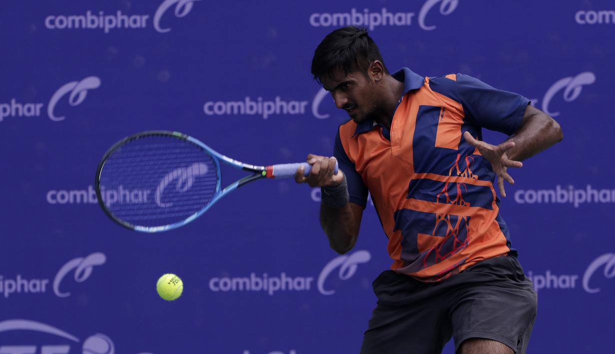 Ganda Putra India, Prajwal Dev, memukul bola saat melawani ganda Indonesia pada laga Combiphar Tennis Open 2019 di Hotel Sultan, Jakarta, Kamis (8/8). Ganda India menang 7-5, 6-1atas ganda Indonesia. (Bola.com/Yoppy Renato)