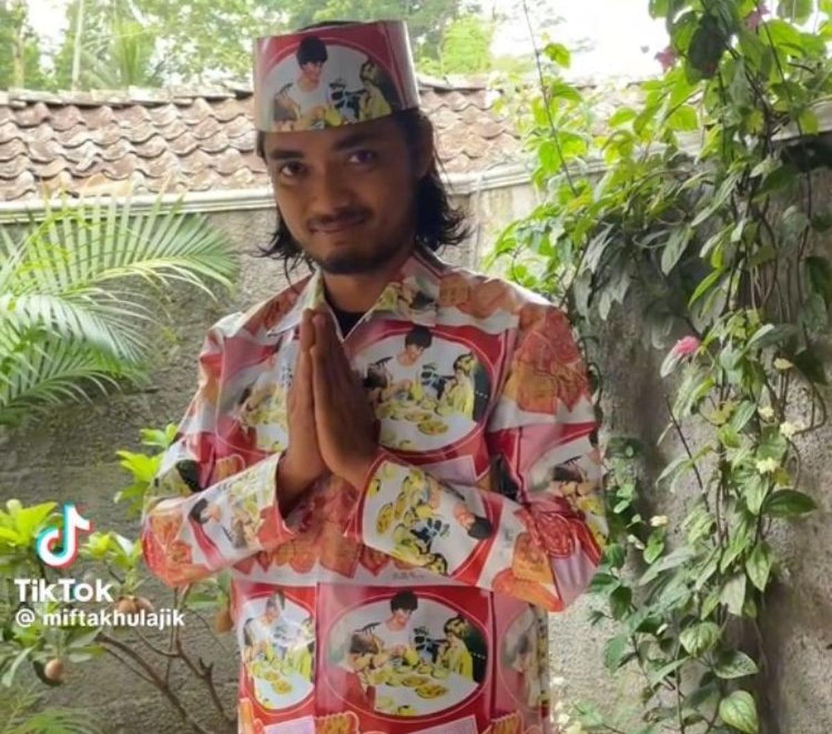 Tak hanya satu, ia juga mengunggah baju lebaran unik lainnya untuk tahun ini. Baju ini bertema kaleng biskuit legendaris yang telah ada sejak lama.