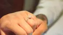 Di beberapa foto yang diunggah, nampak Shayne Pattynama memberikan cincin berlian kepada sang pacar [@s.pattynama]