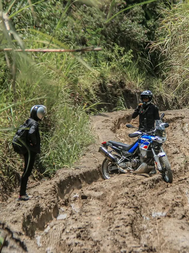 Donna Agnesia Ikut Darius Sinathrya Offroad