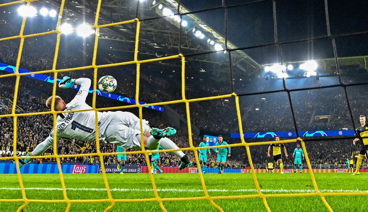 Kiper Barcelona Marc-Andre ter Stegen (kiri) menghalau tendangan penalti pemain Borussia Dortmund Marco Reus (kanan) saat bertanding pada laga Grup F Liga Champions di Dortmund, Jerman, Selasa (17/9/2019). Pertandingan berakhir 0-0. (AP Photo/Martin Meissner)