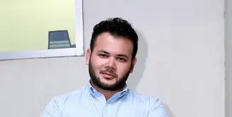 Ridho Rhoma dan Rhoma Irama memang bermain musik digenre  yang sama, dangdut. Tetapi, Ridho dengan tegas menolak disamakan dengan ayahnya, Rhoma Irama Sang Raja Dangdut. (Wimbarsana/Bintang.com)