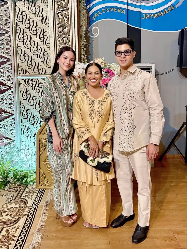 Gaya Kakak Alyssa Daguise dalam Balutan Busana Koto Gadang di Resepsi Kedua di Jakarta