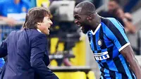 Karir Romelu Lukaku dinilai telah habis di Manchester United yang membuatnya terbuang ke Inter Milan. La Beneamata yang kala itu dilatih Antonio Conte sukses mengubah citra sang pemain dari beban lelucon di Liga Inggris menjadi salah satu penyerang paling lengkap di Eropa. (AFP/Miguel Medina)