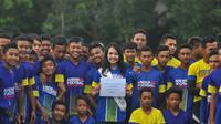 Venezia Indra, kontestan Miss Indonesia mengunjungi Akademi Arema, Rabu (16/3/2016).