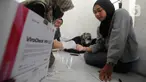 Petugas Mobile VCT atau Voluntary Counselling and Testing HIV/AIDS dari Puskesmas Ciputat melakukan tes HIV kepada mahasiswa di Sektretariat Lingkar Studi Feminis di Tangerang Selatan, Banten, Sabtu (17/6/2023). (merdeka.com/Arie Basuki)