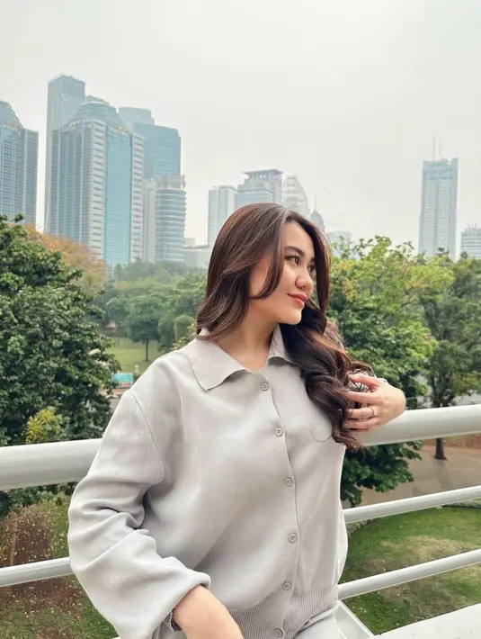 Bagian rambut, Aaliyah Massaid memilih untuk menggerainya. Penampilannya pun terlihat makin manis