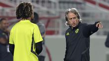 Pelatih Flamengo, Jorge Jesus (kanan) berbicara dengan gelandang Willian Arao selama sesi latihan tim di Doha, Qatar (19/12/2019). Flamengo lolos ke final final Piala Dunia Antarklub 2019 setelah menang dengan skor 3-1 atas Al Hilal. (AP Photo/Hassan Ammar)