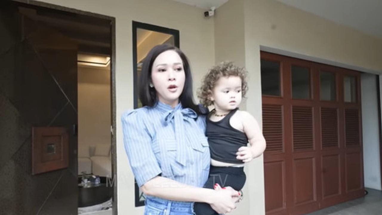 6 Potret Ruang Tamu Rumah Maia Estianty yang Simpel tapi Berkelas