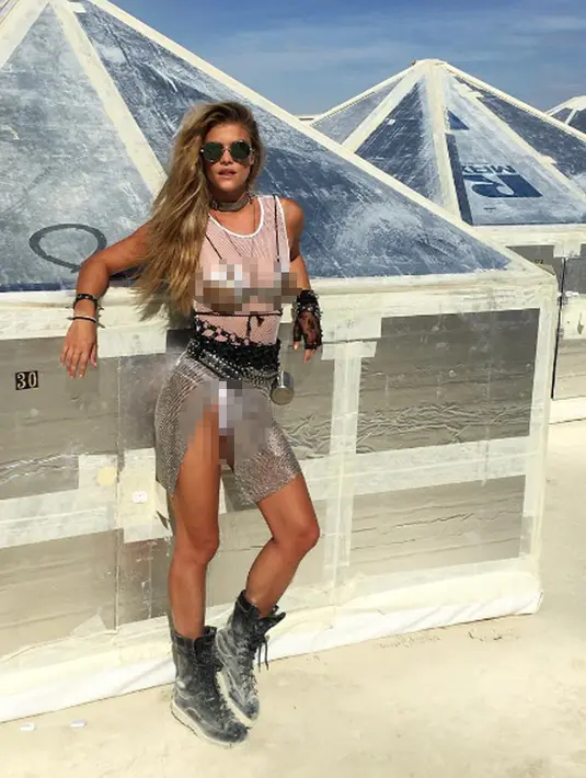 Model Nina Agdal berpose di dekat instalasi seni saat menghadiri festival seni Burning Man di Nevada, AS. Festival seni tahunan digelar 28 Agustus hingga 5 September 2016. (Instagram.com/ninaagdal)