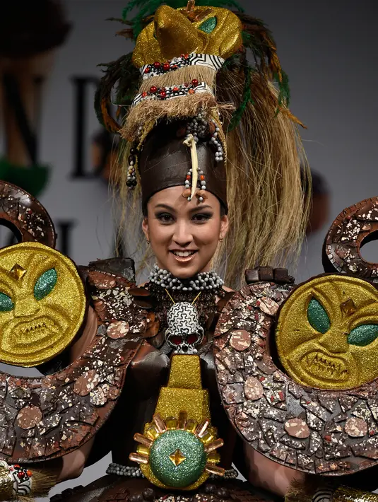 Model berjalan di catwalk memperagakan busana yang terbuat dari cokelat pada acara Salon du Chocolat (Chocolate Fair) di Brussels, Belgia, Kamis 91/3). Berbagai jenis cokelat dan dari segala bentuk dan ukuran digunakan untuk menghias gaun. (JOHN THYS/AFP)