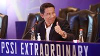 Sekjen PSSI 2021-2023 Yunus Nusi, memberi keterangan pers usai Kongres Luar Biasa (KLB) PSSI di Hotel Shangri-La, Jakarta Pusat, Kamis (16/2/2023). Yunus Nusi mundur sebagai Sekjen periode 2023-2027. (Bola.com/M Iqbal Ichsan)