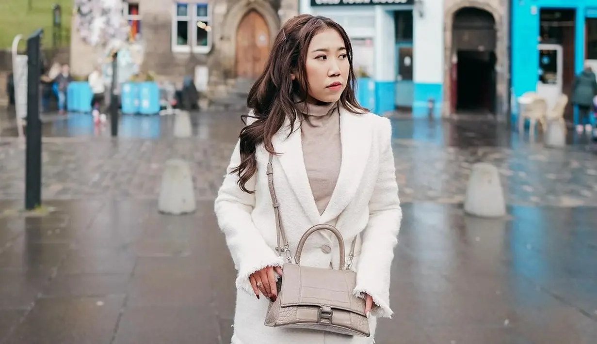 <p>Mengunjungi Old Town, Edinburgh, istri Muhammad Khairi itu tampil slay dengan tweed blazer dan straight pants serba warna putih gading. Untuk inner, Kiky memilih turtleneck top warna mocca yang senada dengan siing bag-nya. [@kikysaputrii]</p>