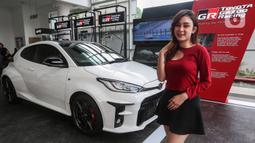 SPG berada di depan mobil Yaris dengan sentuhan GAZOO Racing (GR) saat acara GR Zone Pertama di Cabang Auto2000 Tebet Saharjo, Jakarta, Rabu (7/12/2022). Auto2000 menghadirkan GR Zone untuk memberikan akses yang lebih dekat dan lebih mudah kepada masyarakat terhadap seluruh informasi dan excitement Toyota Gazoo Racing di Cabang Auto2000 Tebet Saharjo Jakarta. (Liputan6.com/Johan Tallo)