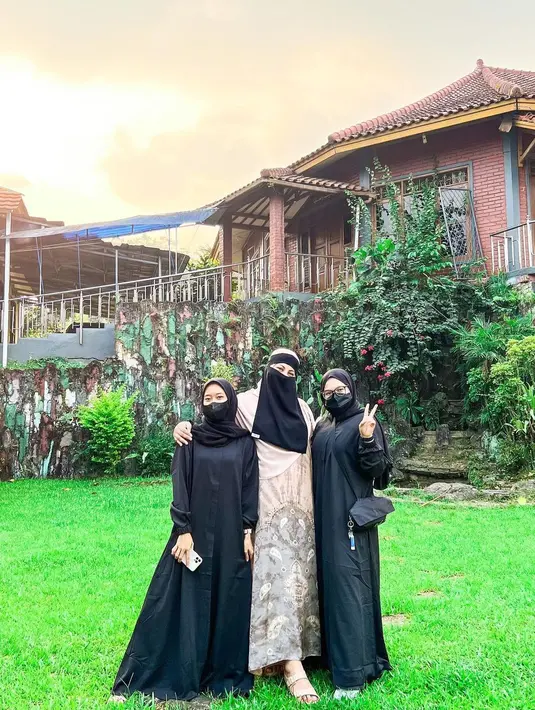 Aksen sepatu dengan warna senada juga tak ketinggalan menambah menawan penampilan Tasyi Athasyia. Tak sedikit netizen yang mendoakannya agar konsisten mengenakan cadar. (Liputan6.com/IG/@tasyiiathasyia).