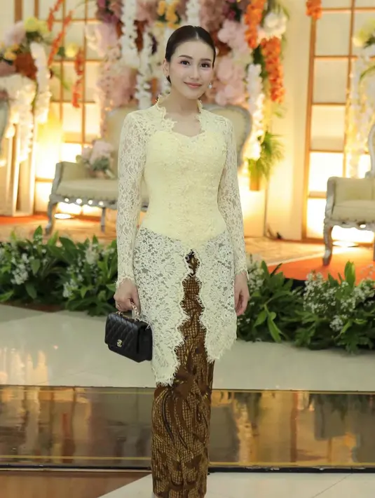 Melengkapi tampilannya dengan heels silver buckle. Serta membawa tas Chanel hitam seharga Rp117 jutaan. [@ayutingting92]