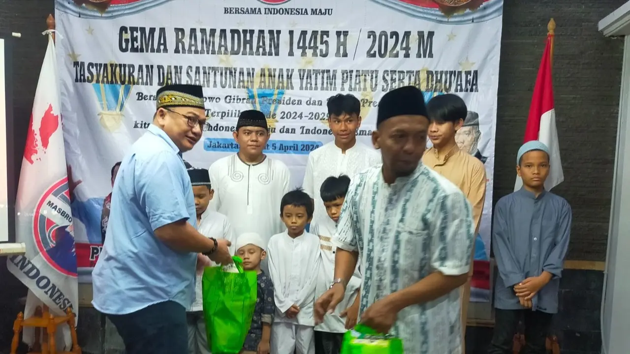 Pendukung pasangan calon presiden dan wakil presiden Prabowo Subianto-Gibran Rakabuming Raka yang tergabung dalam Relawan Massa Prabowo (MASBRO) Presiden 2024