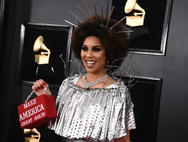 Penyanyi dan komposer, Joy Villa membawa tas bertuliskan 'Make America Great Again' pada perhelatan Grammy Awards 2019 di Staples Center, Los Angeles, Minggu (10/2). Joy Villa tampil sebagai tembok perbatasan di Grammy Awards. (Jordan Strauss/Invision/AP)