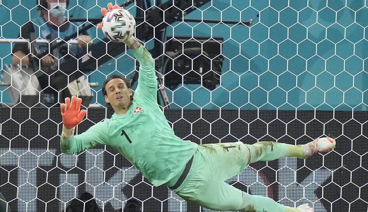 Di lelevel Timnas, Yann Sommer selalu dibawa Swiss ke sejumlah turnamen besar seperti Piala Dunia 2014, Euro 2016, Piala Dunia 2018, dan kini Euro 2020. (AP/Vadim Ghirda, Pool)