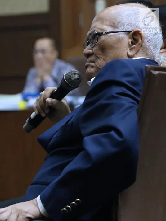 Mantan Menko Perekonomian, Dorodjatun Kuntjoro-Jakti menyimak pertanyaan JPU KPK pada sidang di Pengadilan Tipikor, Jakarta, Senin (16/7). Dorodjatun bersaksi dalam kasus dugaan korupsi penerbitan SKL BLBI. (Liputan6.com/Helmi Fithriansyah)