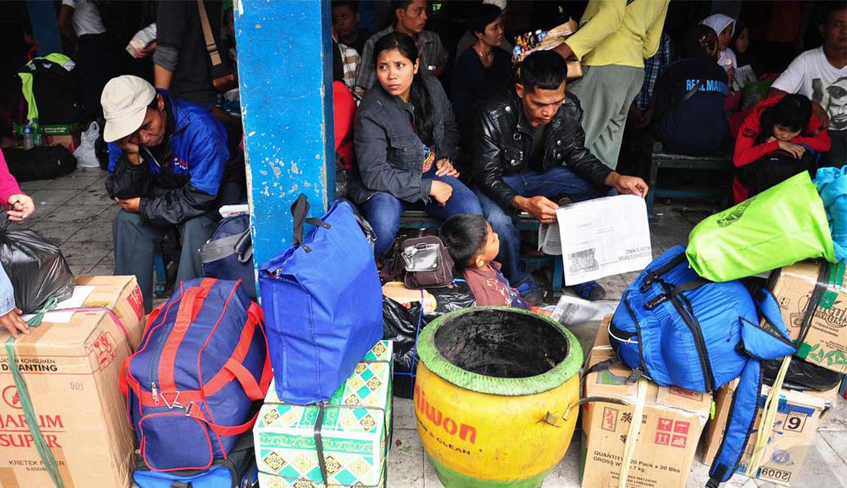 Para pemudik menunggu bus keberangkatan yang akan mengantarkan mereka ke kota tujuan, Jakarta, Senin (21/07/2014) (Liputan6.com/Faizal Fanani)