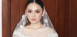 Ia mempercayakan riasannya pada makeup artist internasional Archangela Chelsea, yang dikenal dengan signature glowing complexion khas Armani Beauty. [@archangelachelsea].