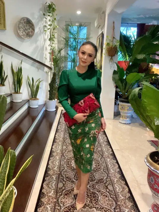 Tak terhitung lagi koleksi batik dan pakaian nuansa etnik dari Yuni Shara. Terbaru, ia memakai rok batik model pensil warna hijau dengan blouse yang memiliki detail ruffle di tangan memberi look kekinian rancangan @olive_and_hers(Foto: Instagram @yunishara36)