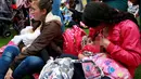 Para ibu saat menyusui bayi mereka selama memperingati Pekan ASI Dunia di Bogota, Kolombia (3/8). Aksi ini untuk mengkampanyekan pentingnya manfaat Air Susu Ibu (ASI) untuk kesehatan bayi dan balita. (REUTERS/John Vizcaino)