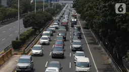 Sejumlah kendaran melintasi tol dalam kota di Jakarta, Senin (7/10/2019). Tahun depan, Badan Pajak dan Retribusi Daerah (BPRD) DKI Jakarta bisa memenjarakan penunggak pajak kendaraan bermotor dengan nilai diatas 100 juta. (Liputan6.com/Angga Yuniar)