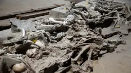 Kerangka tubuh manusia dengan kondisi saling menumpuk di pemakaman kuno Falyron Delta di Athena, Yunani, 27 Juli 2016. Puluhan kerangka yang ditemukan arkeolog ini diketahui korban pengkudetaan kerajaan kuno di Falyron Delta (REUTERS/Alkis Konstantinidis)
