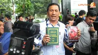 Dalam kunjungannya kali ini, Gede Pasek membawakan dua buah buku, yaitu Rekonsiliasi Dalam Puisi' dan Tafsir Al Azhar (Liputan6.com/Herman Zakharia)