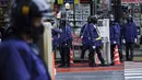 Petugas polisi berjaga di dekat jalan menuju penyeberangan pejalan kaki di awal liburan "Minggu Emas" Jepang di distrik Shibuya di Tokyo (29/4/2021). Khusus di Jepang Golden Week atau Minggu Emas memiliki serangkaian hari libur resmi. (AP Photo/Eugene Hoshiko)