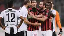 Striker AC Milan berselisih dengan kapten Juventus, Chiellini usai diganjal kartu merah oleh sang pengadil pada lanjutan laga serie a yang berlangsung di stadion San Siro, Milan (12/11). AC Milan kalah 0-2. (AFP/Marco Bertorello)