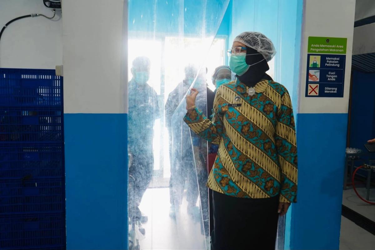 Staf Ahli Menteri Komunikasi dan Digitalisasi Bidang Komunikasi dan Media Massa saat meninjau SPPG Dulomo Utara