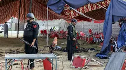 Setidaknya 44 orang tewas akibat bom bunuh diri tersebut. (AP Photo/Mohammad Sajjad)